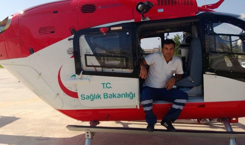 Helikopter kazası sonrası ailesine acı haber verildi! ATT personelinin evine Türk bayrağı asıldı Helikopter kazası sonrası ailesine acı haber verildi! ATT personelinin evine Türk bayrağı asıldı - 1. Resim