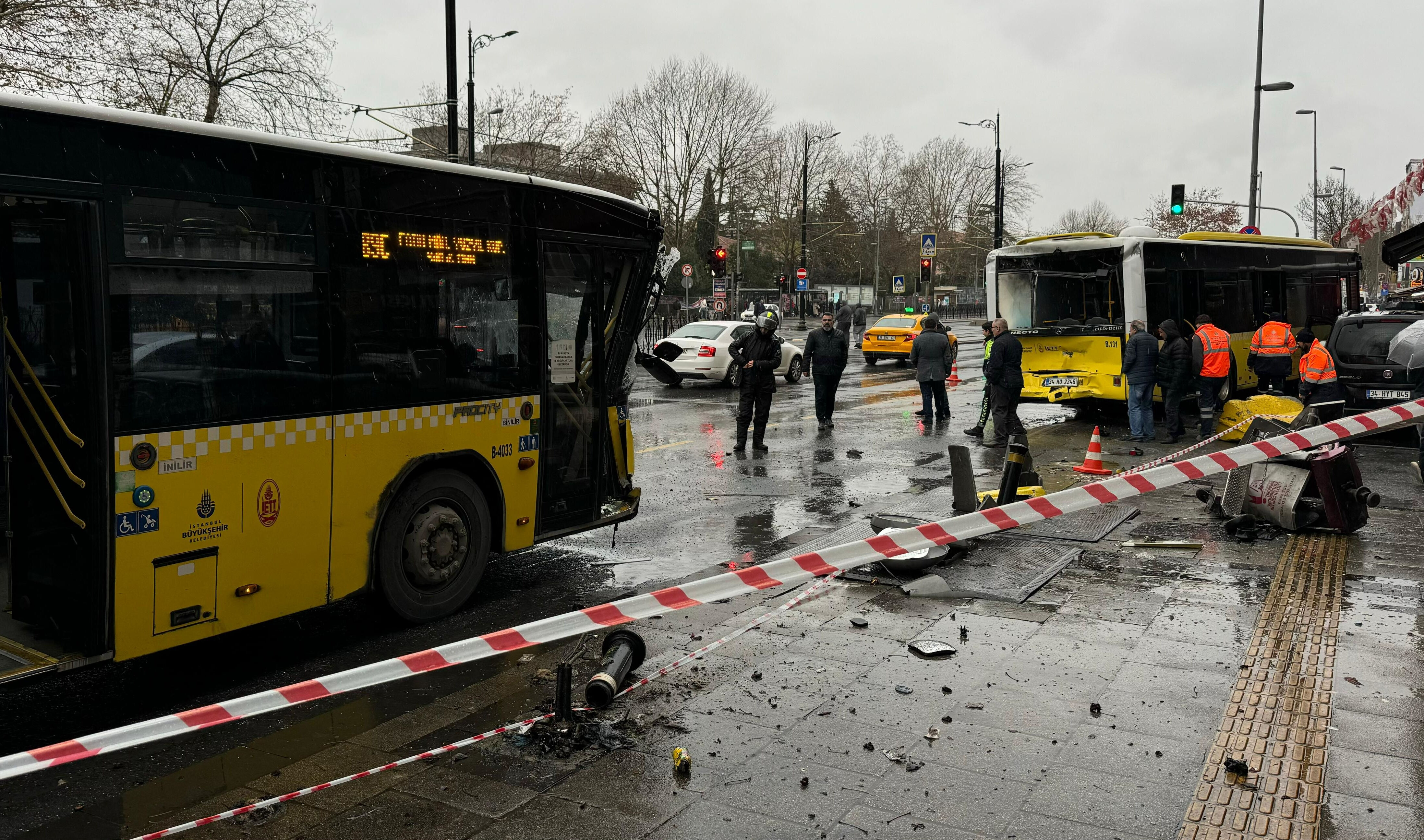 İki İETT otobüsü 3 otomobil... Fatih'te zincirleme kaza ortalığı savaş alanına çevirdi - 3. Resim