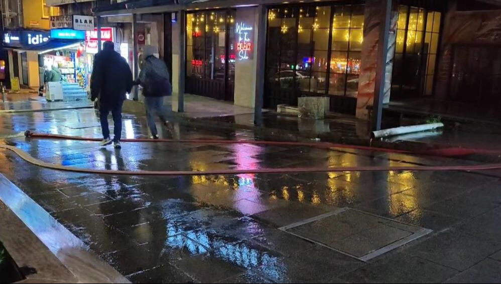 İstanbul'u sağanak vurdu! Telefonlar susmadı, ekipler durmadı İstanbul'u sağanak vurdu! Telefonlar susmadı, ekipler durmadı - 2. Resim