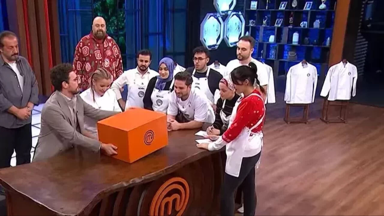Masterchef Onur-Şirin mücadelesinde elenen kim oldu? Ceketi kazanarak son 6'ya kalan isim belli oldu! Masterchef Onur-Şirin mücadelesinde elenen kim oldu? Ceketi kazanarak son 6'ya kalan isim belli oldu! - 4. Resim