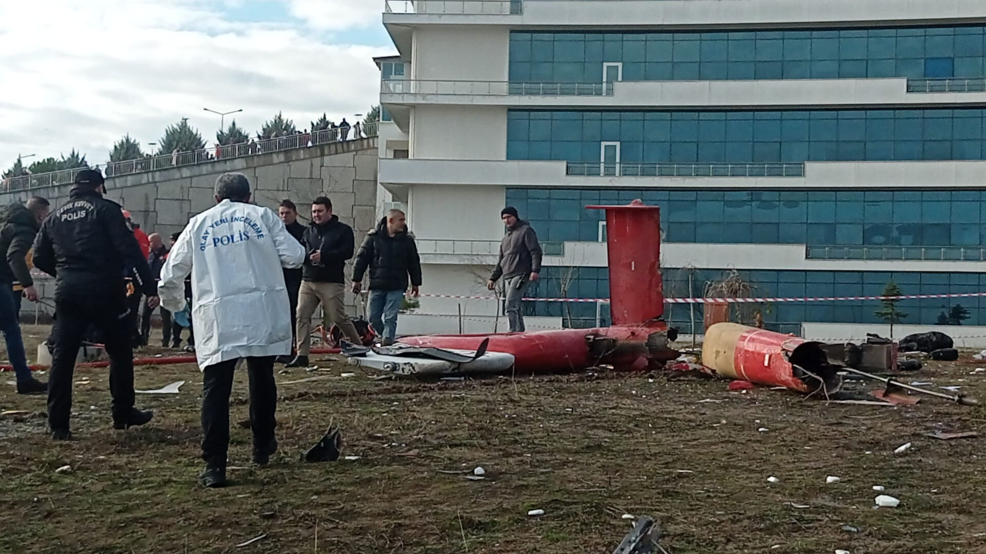 Muğla'daki helikopter kazasından yeni görüntü! Düşme anı taksi kamerasında Muğla'daki helikopter kazasından yeni görüntü! Düşme anı taksi kamerasında - 2. Resim