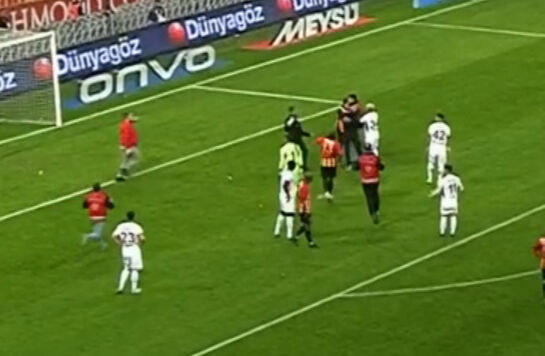 Sahaya giren taraftara diğer sahaya giren taraftar saldırdı! Sahaya giren taraftara diğer sahaya giren taraftar saldırdı! - 2. Resim