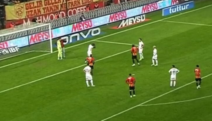 Sahaya giren taraftara diğer sahaya giren taraftar saldırdı! Sahaya giren taraftara diğer sahaya giren taraftar saldırdı! - 1. Resim