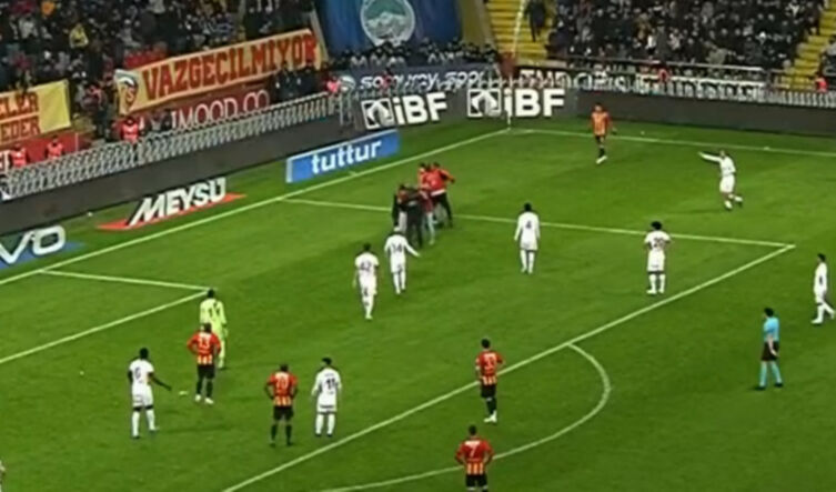 Sahaya giren taraftara diğer sahaya giren taraftar saldırdı! Sahaya giren taraftara diğer sahaya giren taraftar saldırdı! - 4. Resim