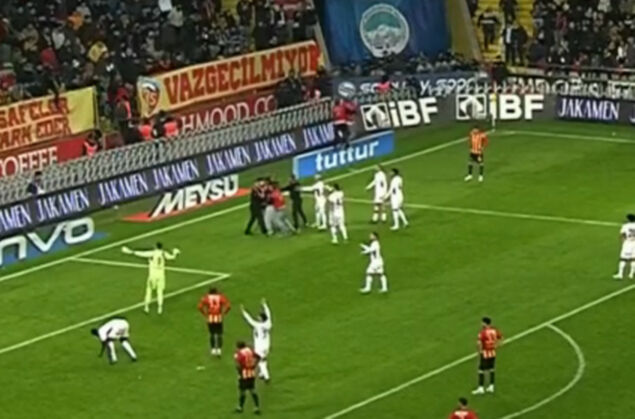 Sahaya giren taraftara diğer sahaya giren taraftar saldırdı! Sahaya giren taraftara diğer sahaya giren taraftar saldırdı! - 5. Resim