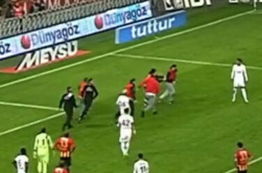 Sahaya giren taraftara diğer sahaya giren taraftar saldırdı! Sahaya giren taraftara diğer sahaya giren taraftar saldırdı! - 3. Resim