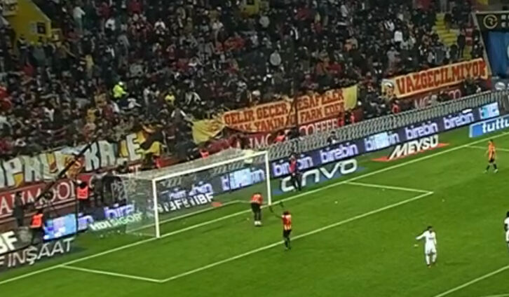 Sahaya giren taraftara diğer sahaya giren taraftar saldırdı! Sahaya giren taraftara diğer sahaya giren taraftar saldırdı! - 6. Resim