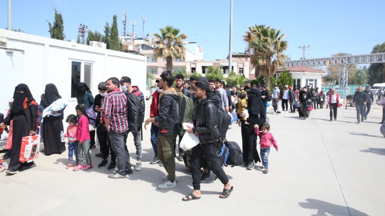 Türkiye'deki Suriyeliler vatanlarına dönüyor! Resmi rakamı açıkladı Suriyelilere geri dönüş kolaylığı! Ekonomi ayağa kalkacak | Türkiye Gazetesi