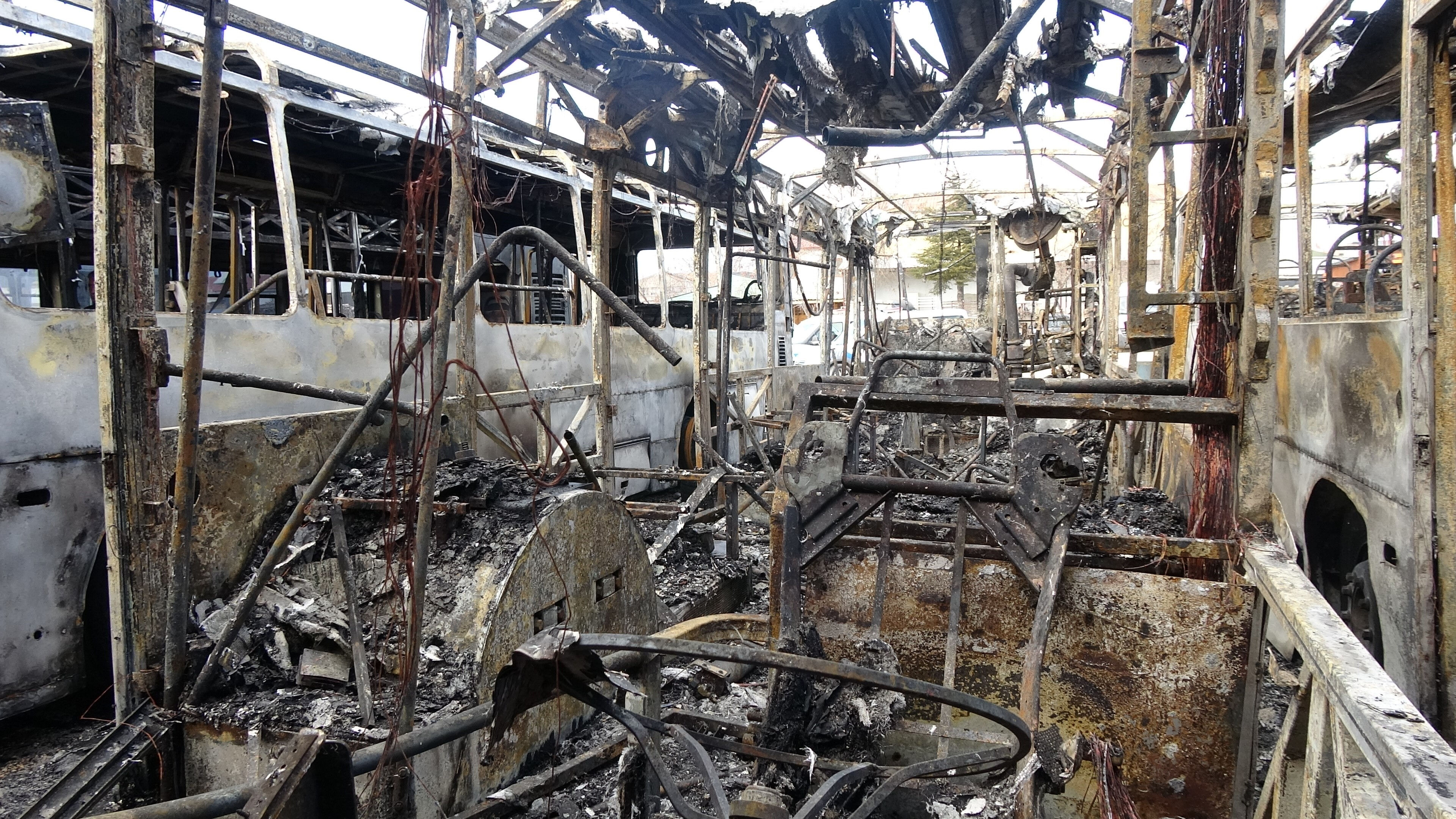 15 milyon TL zarar var... 6 halk otobüsü yangınında kundaklama iddiası 15 milyon TL zarar var... 6 halk otobüsü yangınında kundaklama iddiası - 1. Resim