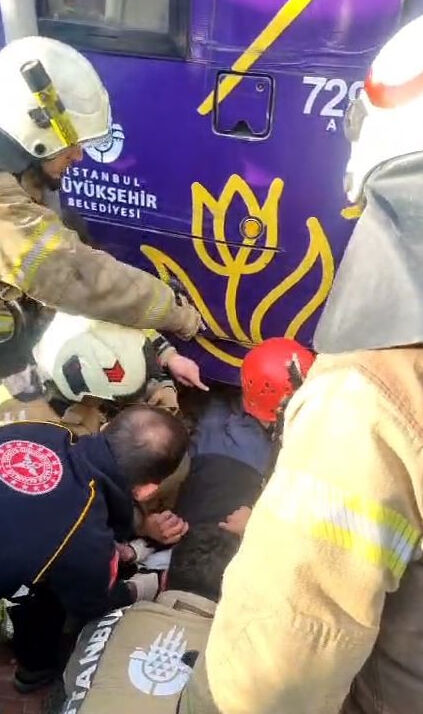 Beyoğlu Tophane'de korkunç kaza! Yaşlı adam tramvayın altında kaldı - 1. Resim