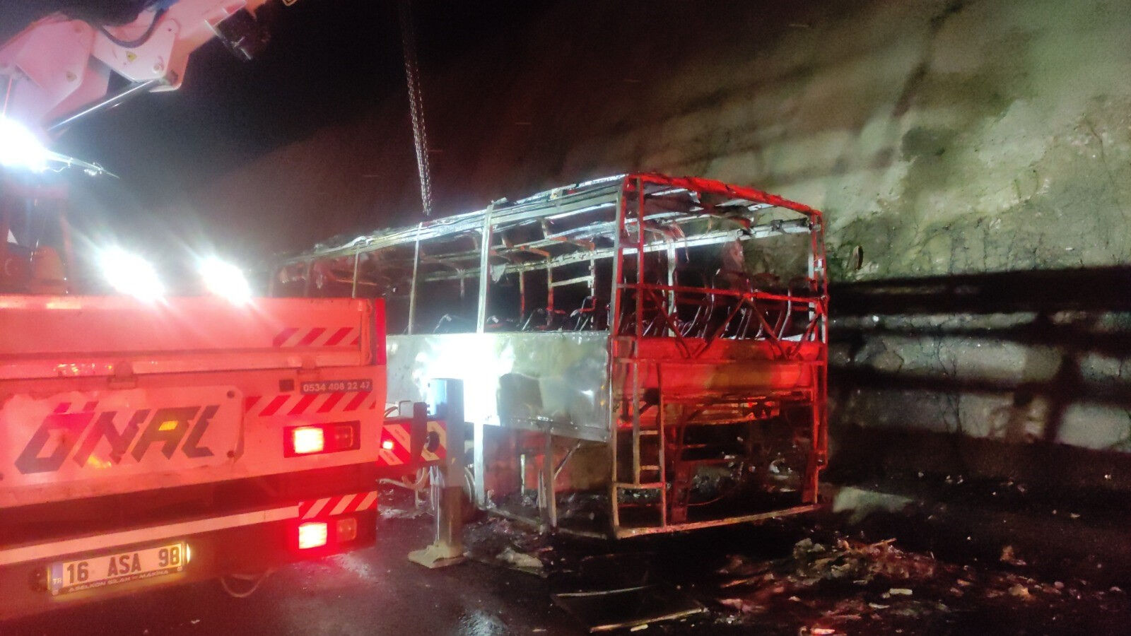 Bursa'da faciadan dönüldü! Turist kafilesini taşıyan otobüs alev topuna döndü Bursa'da faciadan böyle dönüldü! Turist kafilesini taşıyan otobüs alev topuna döndü - 1. Resim