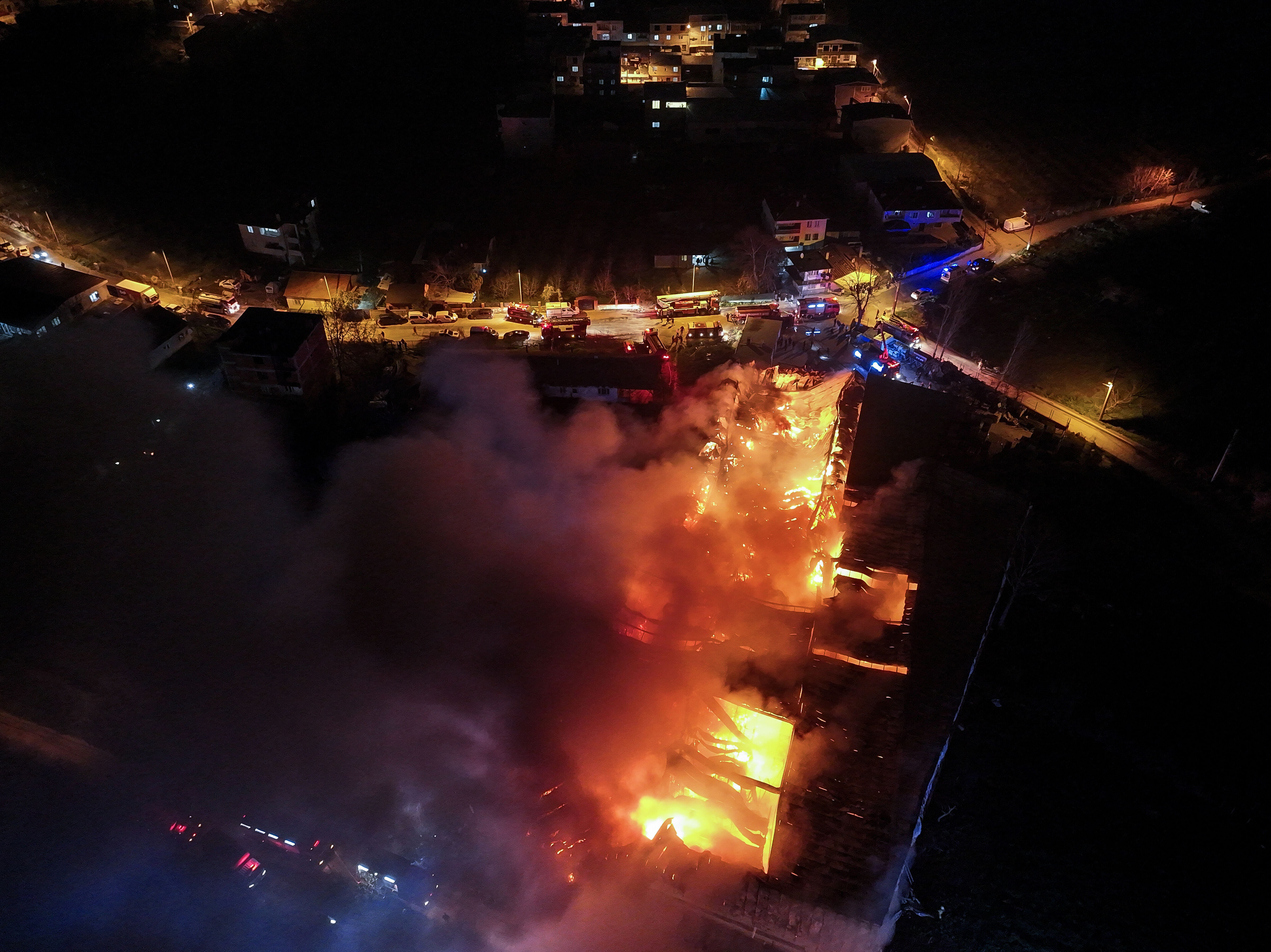 Bursa'da gıda deposunda yangın çıktı! Geceyi gündüze çeviren alevlerle amansız mücadele - 2. Resim