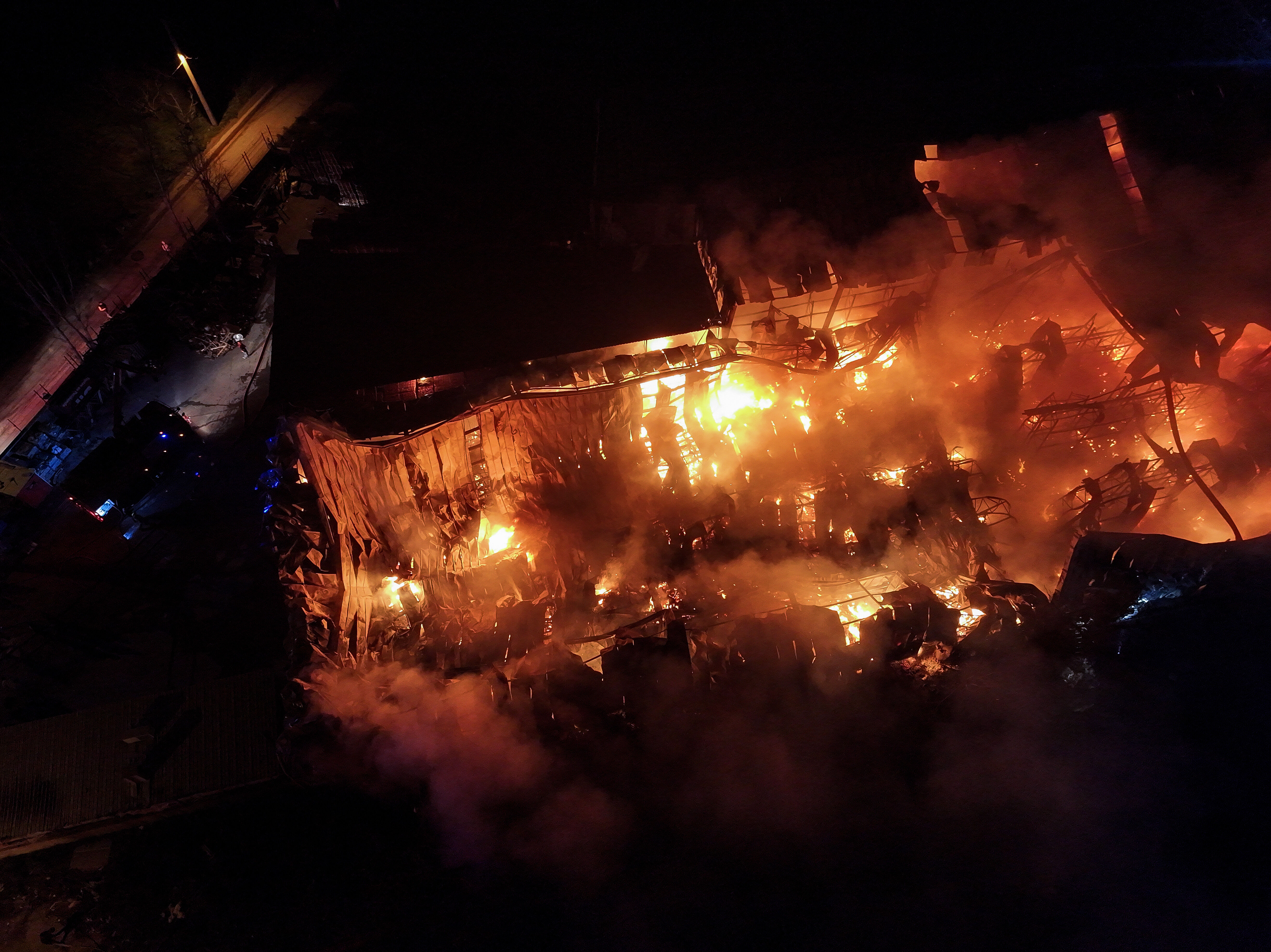 Bursa'da gıda deposunda yangın çıktı! Geceyi gündüze çeviren alevlerle amansız mücadele - 1. Resim