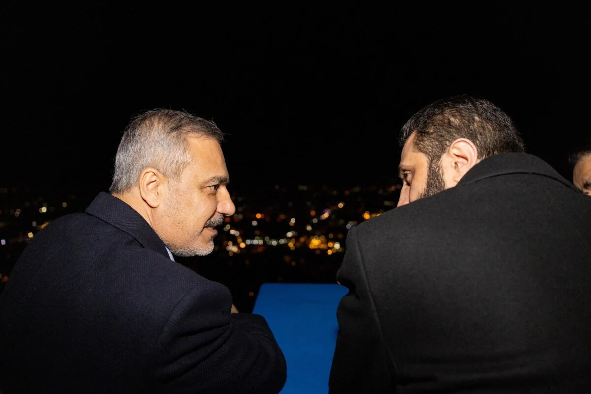 Esad oraya çıkmayı bile yasaklamıştı! Hakan Fidan ve Şara'nın çay keyfi dünya basınında Esad oraya çıkmayı bile yasaklamıştı! Hakan Fidan ve Şara'nın çay keyfi dünya basınında - 1. Resim