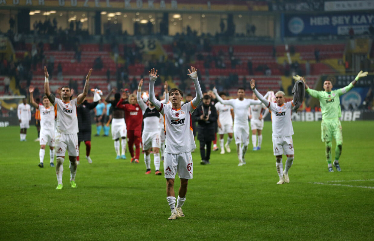 Galatasaray, Süper Lig'in devre arasına zirvede girdi - 1. Resim