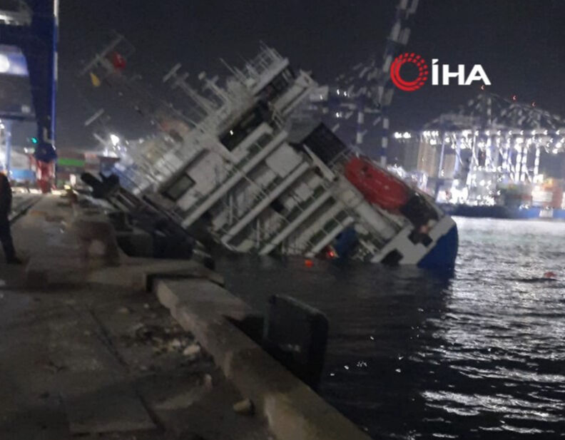 İstanbul Ambarlı'da konteyner gemisi yan yattı! Ekipler olay yerinde - 1. Resim