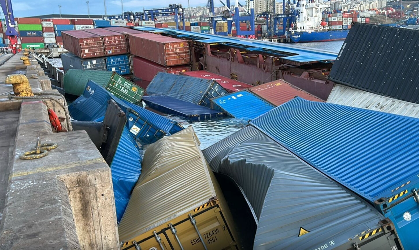 İstanbul Ambarlı'da konteyner gemisi yan yattı! Ekipler olay yerinde - 2. Resim