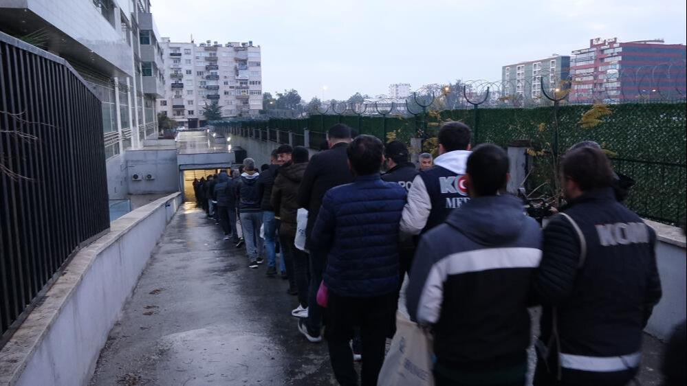 Mersin'deki rüşvet operasyonunda 91 kişi tutuklandı! Aralarında Gümrük Müdürü de var... Mersin'deki rüşvet operasyonunda 91 kişi tutuklandı! Aralarında Gümrük Müdürü de var... - 1. Resim