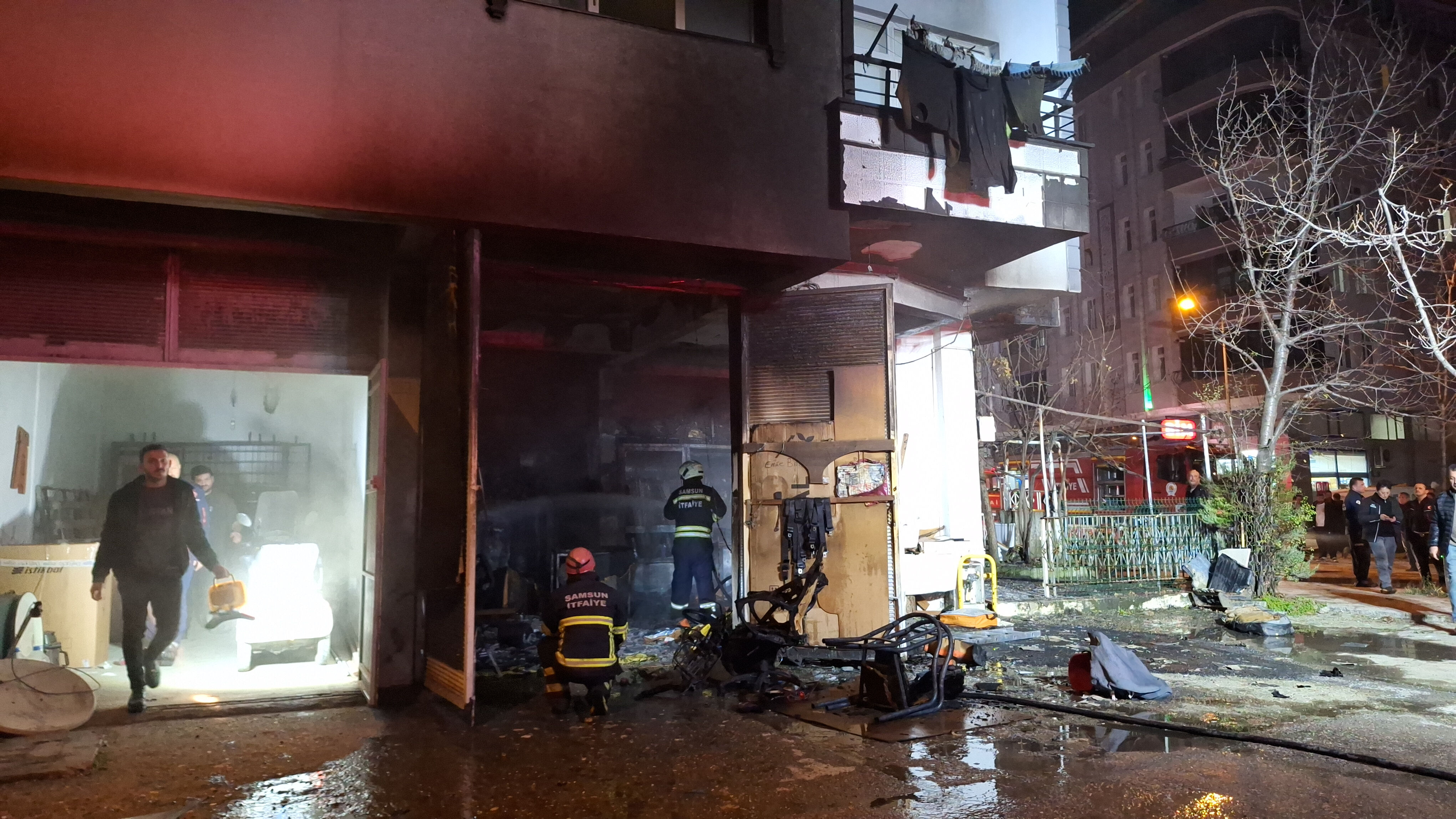 Samsun'da alevler peş peşe yükseldi! İş yeri ve 5 katlı binanın çatısında çıkan yangında yaralılar var - 1. Resim