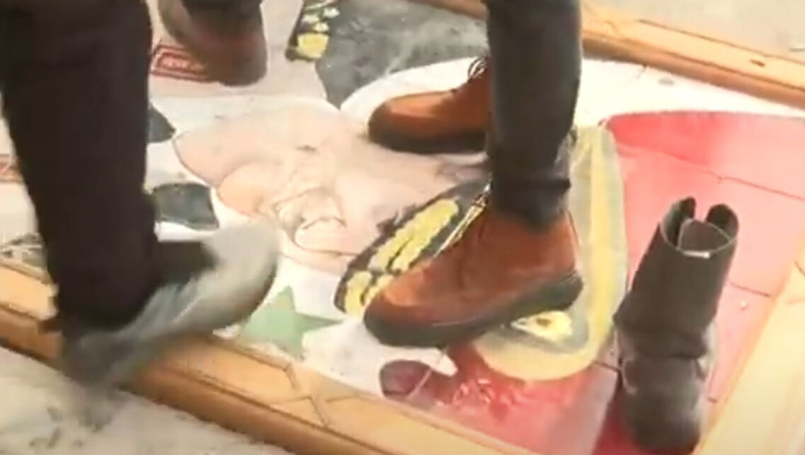 Suriye'de yeni dönem! Silah bırakan rejim askerleri önce Esad'ın resmine basıyor Suriye'de yeni dönem! Silah bırakan rejim askerleri önce Esad'ın resmine basıyor - 1. Resim