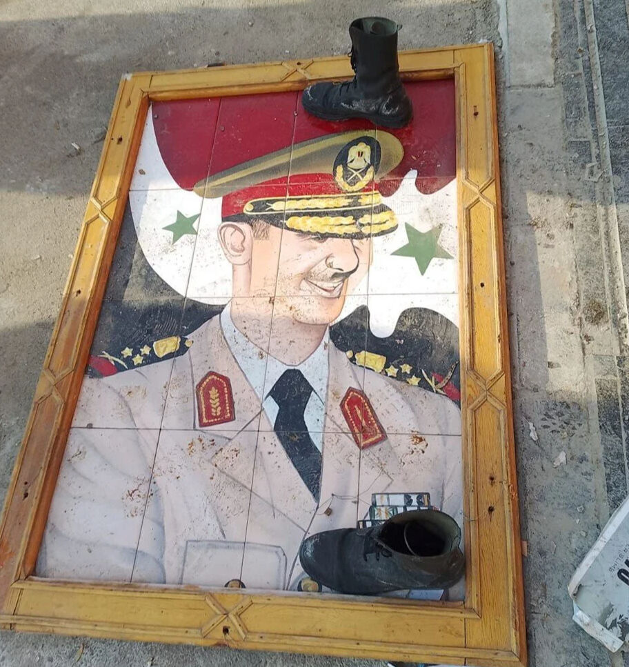 Suriye'de yeni dönem! Silah bırakan rejim askerleri önce Esad'ın resmine basıyor Suriye'de yeni dönem! Silah bırakan rejim askerleri önce Esad'ın resmine basıyor - 3. Resim