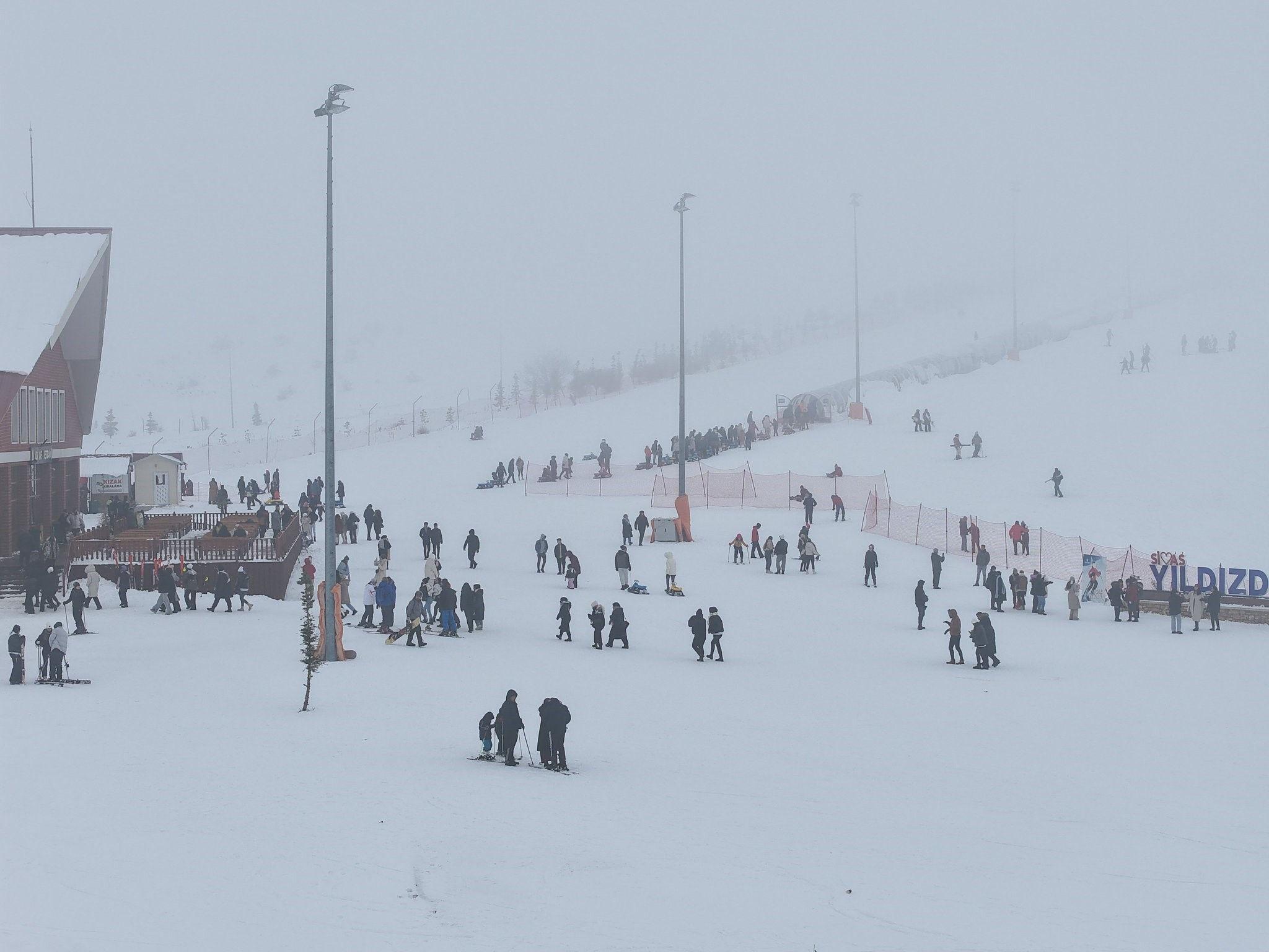 Türkiye'nin en en ucuz kayak merkezi! Hafta sonu doldu taştı - 1. Resim