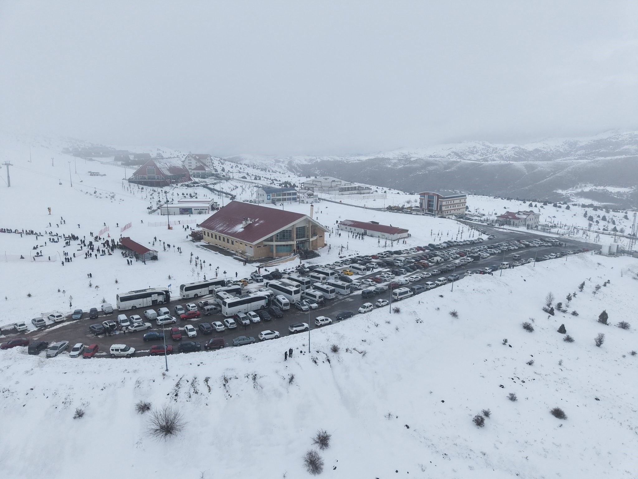 Türkiye'nin en en ucuz kayak merkezi! Hafta sonu doldu taştı - 2. Resim