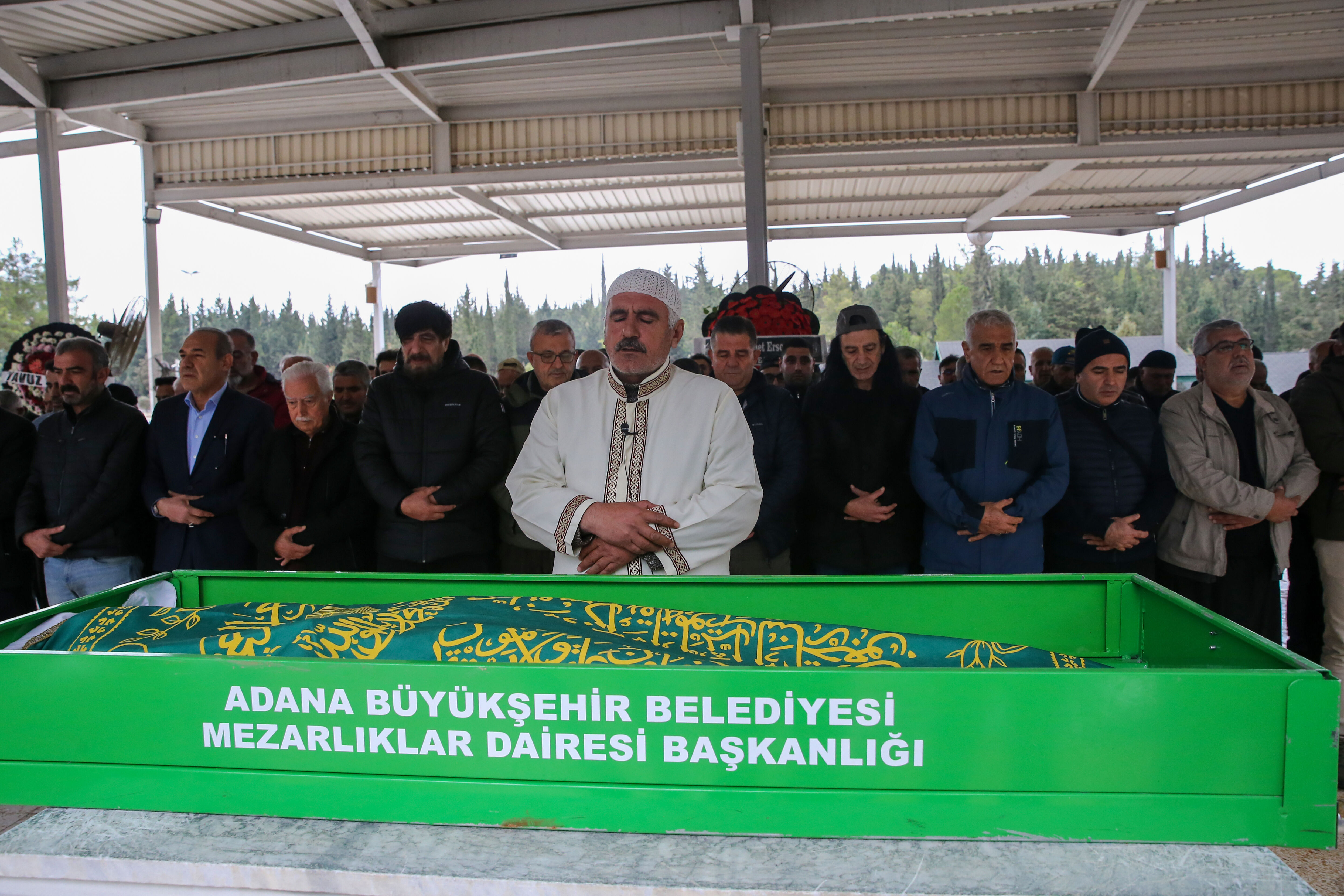 Ünlü şarkıcı Murat Kekilli annesini son yolculuğuna uğurladı! Cenazede ayakta durmakta zorlandı - 1. Resim