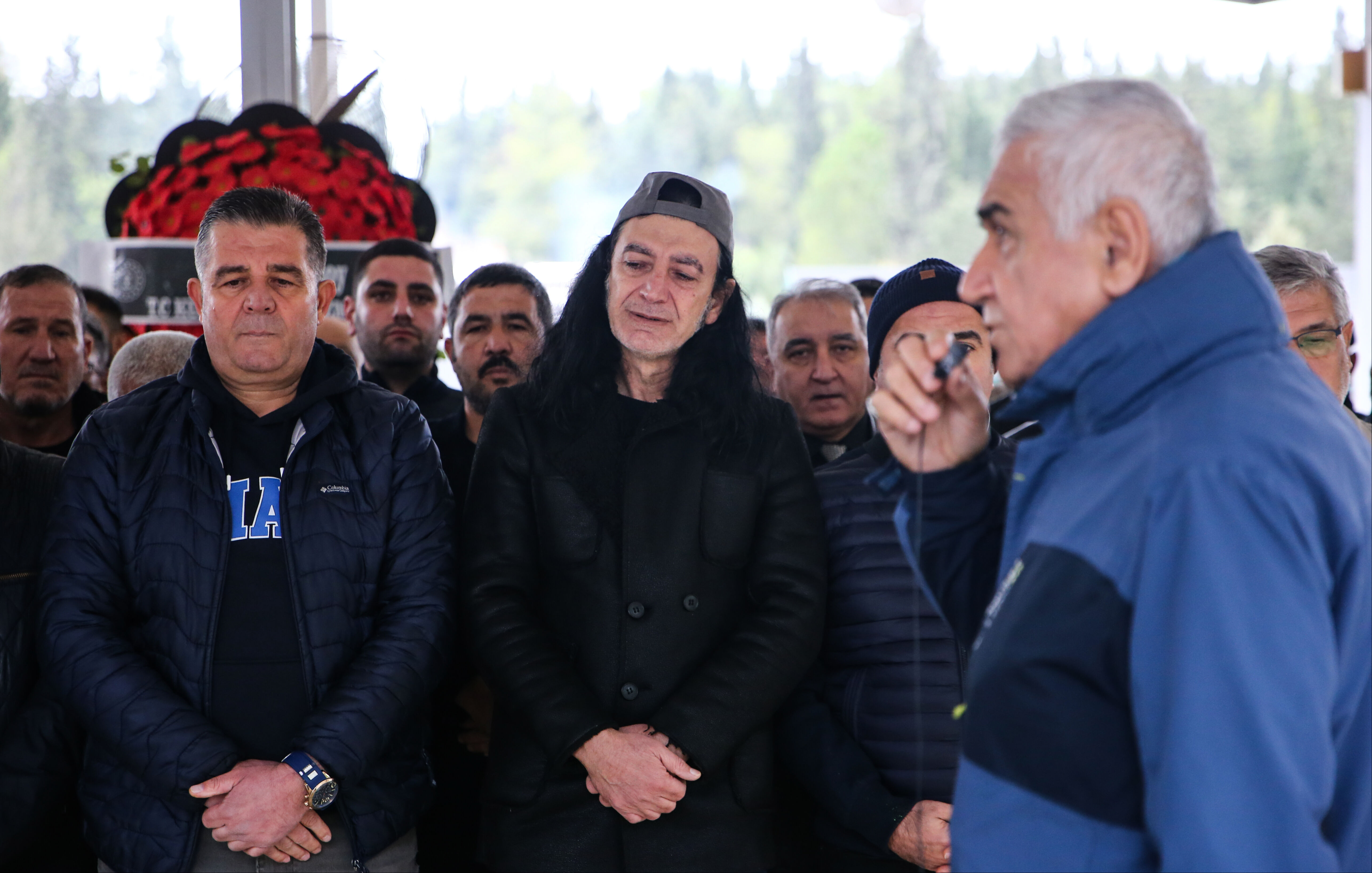 Ünlü şarkıcı Murat Kekilli annesini son yolculuğuna uğurladı! Cenazede ayakta durmakta zorlandı - 3. Resim