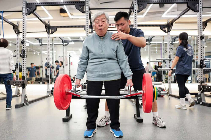 Yaşıtlarına meydan okudu! 90 yaşındaki Parkinson hastası kadın halter kaldırdı - 1. Resim