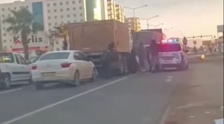 2 aile Mardin sokaklarında çatıştı! Görüntüler izleyenleri şoke etti 2 aile Mardin sokaklarında çatıştı! Görüntüler izleyenleri şoke etti - 1. Resim