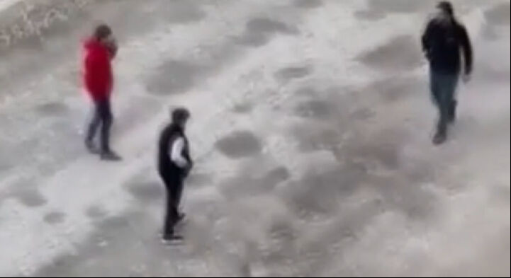 2 aile Mardin sokaklarında çatıştı! Görüntüler izleyenleri şoke etti 2 aile Mardin sokaklarında çatıştı! Görüntüler izleyenleri şoke etti - 2. Resim