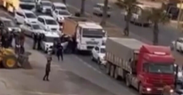 2 aile Mardin sokaklarında çatıştı! Görüntüler izleyenleri şoke etti 2 aile Mardin sokaklarında çatıştı! Görüntüler izleyenleri şoke etti - 3. Resim