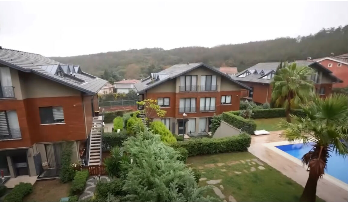 3+1 evinin kapılarını ilk kez açtı! Doğa ile iç içe yaşayan Nadide Sultan'ın lüks villasında yok yok... 3+1 evinin kapılarını ilk kez açtı! Doğa ile iç içe yaşayan Nadide Sultan'ın lüks villasında yok yok... - 1. Resim