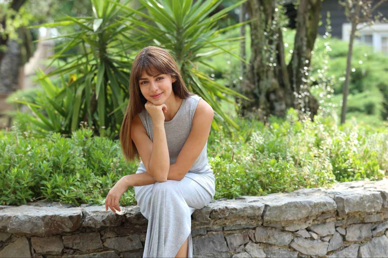 Aslıhan Malbora kimdir, kaç yaşında, nereli? Çağatay Ulusoy ile havaalanında görüntülendi! - 1. Resim