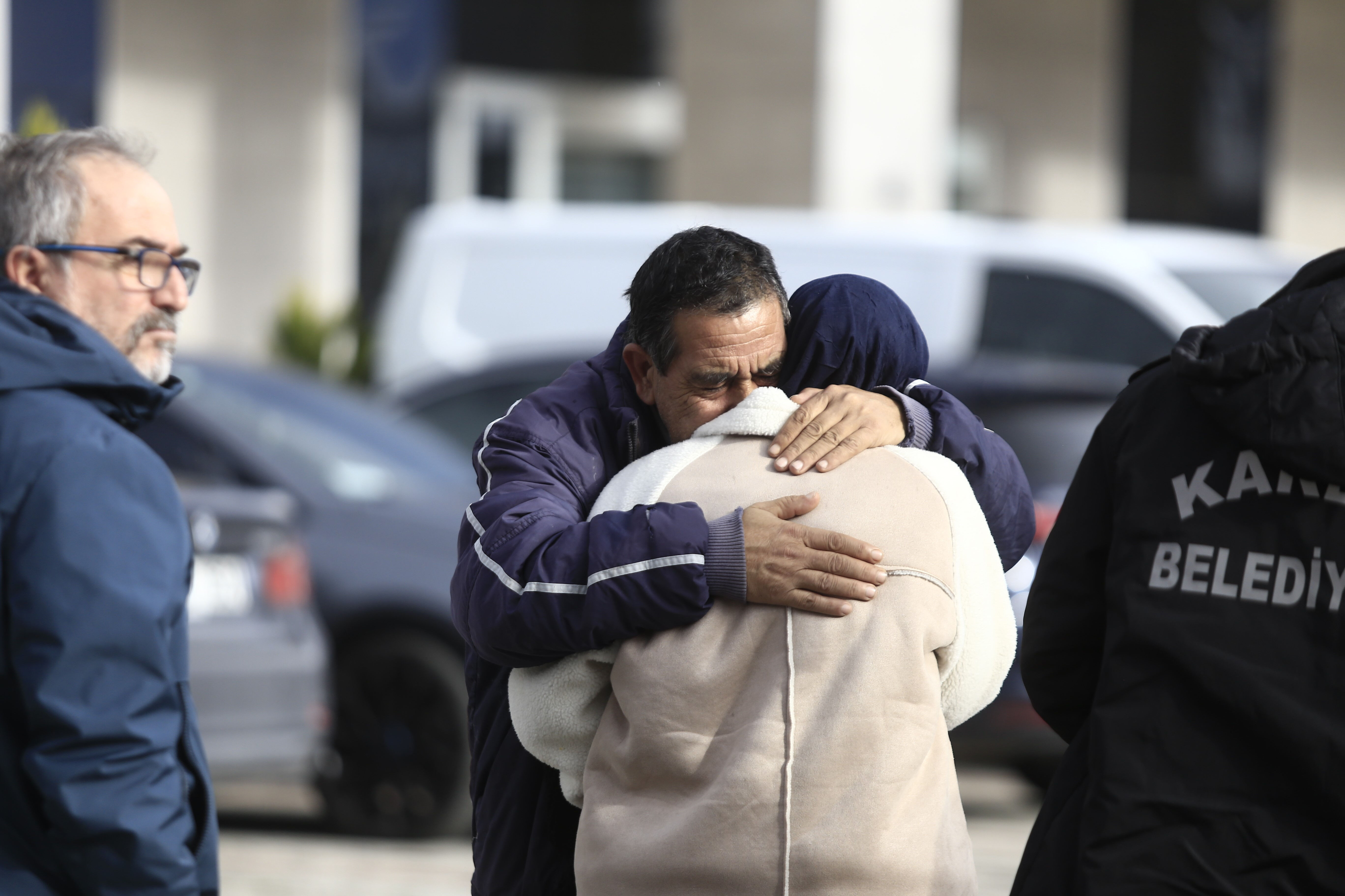 Balıkesir'deki fabrika faciasında yürek sızlatan görüntüler... Aileler destekle ayakta kaldı Balıkesir'deki fabrika faciasında yürek sızlatan görüntüler... Aileler saatler sonra dehşetin yaşandığı yerde - 3. Resim