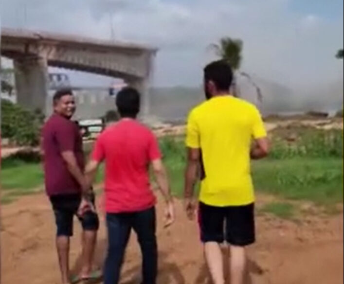 Canlı yayında köprü çöktü, çok sayıda kayıp var! Film sahnesini aratmayan dakikalar... - 1. Resim