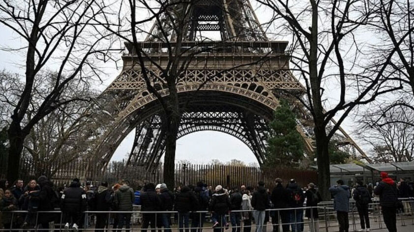 Eyfel Kulesi’nde korku dolu anlar! Turistler tahliye edildi - 1. Resim