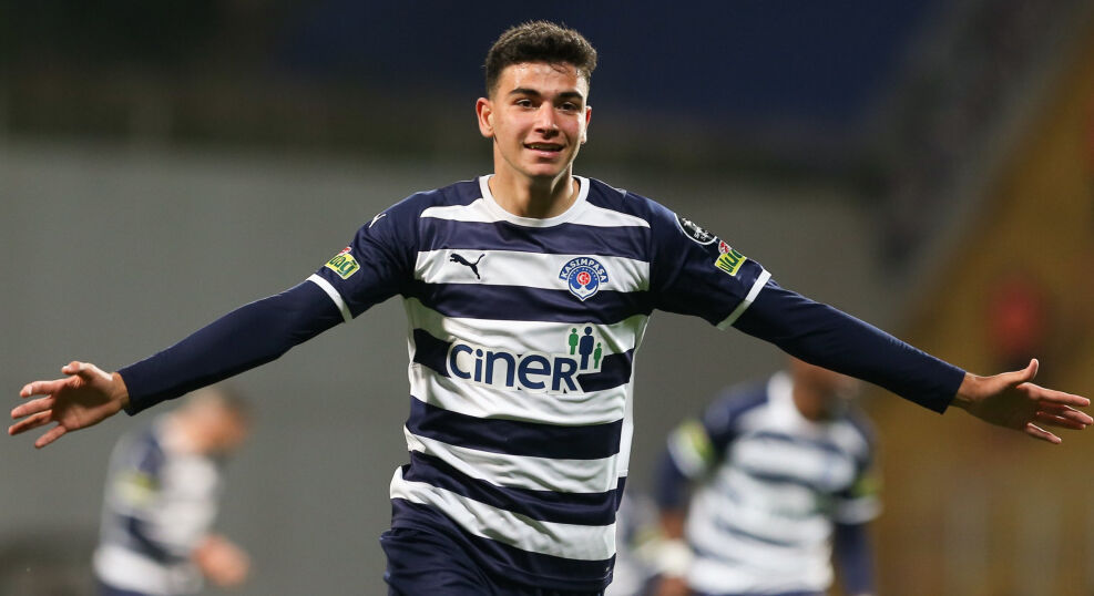 Fenerbahçe ve Galatasaray'ın radarındaydı! Kasımpaşa'nın genç yıldızı Yasin Özcan, Aston Villa'ya imza attı - 2. Resim