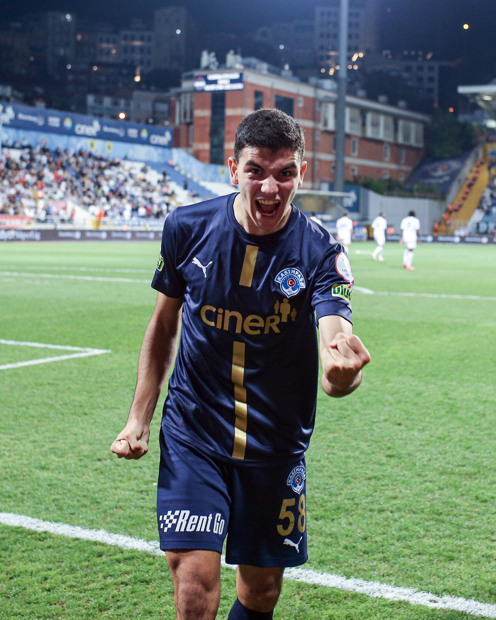 Fenerbahçe ve Galatasaray'ın radarındaydı! Kasımpaşa'nın genç yıldızı Yasin Özcan, Aston Villa'ya imza attı - 4. Resim