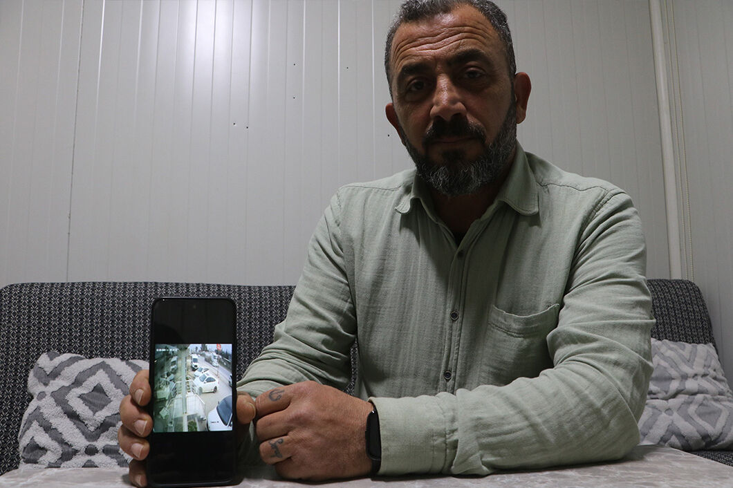 Film sahnesini aratmayan korku dolu dakikalar! Hatay'da beton mikseri otomobili metrelerce sürükledi Film sahnesini aratmayan korku dolu dakikalar! Hatay'da beton mikseri otomobili metrelerce sürükledi - 1. Resim