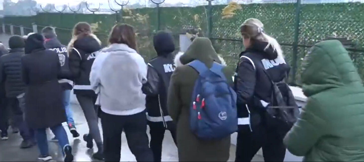 Gümrükte rüşvetin görüntüsü ortaya çıktı! Aldığı rüşvetten bahşiş verdi - 2. Resim