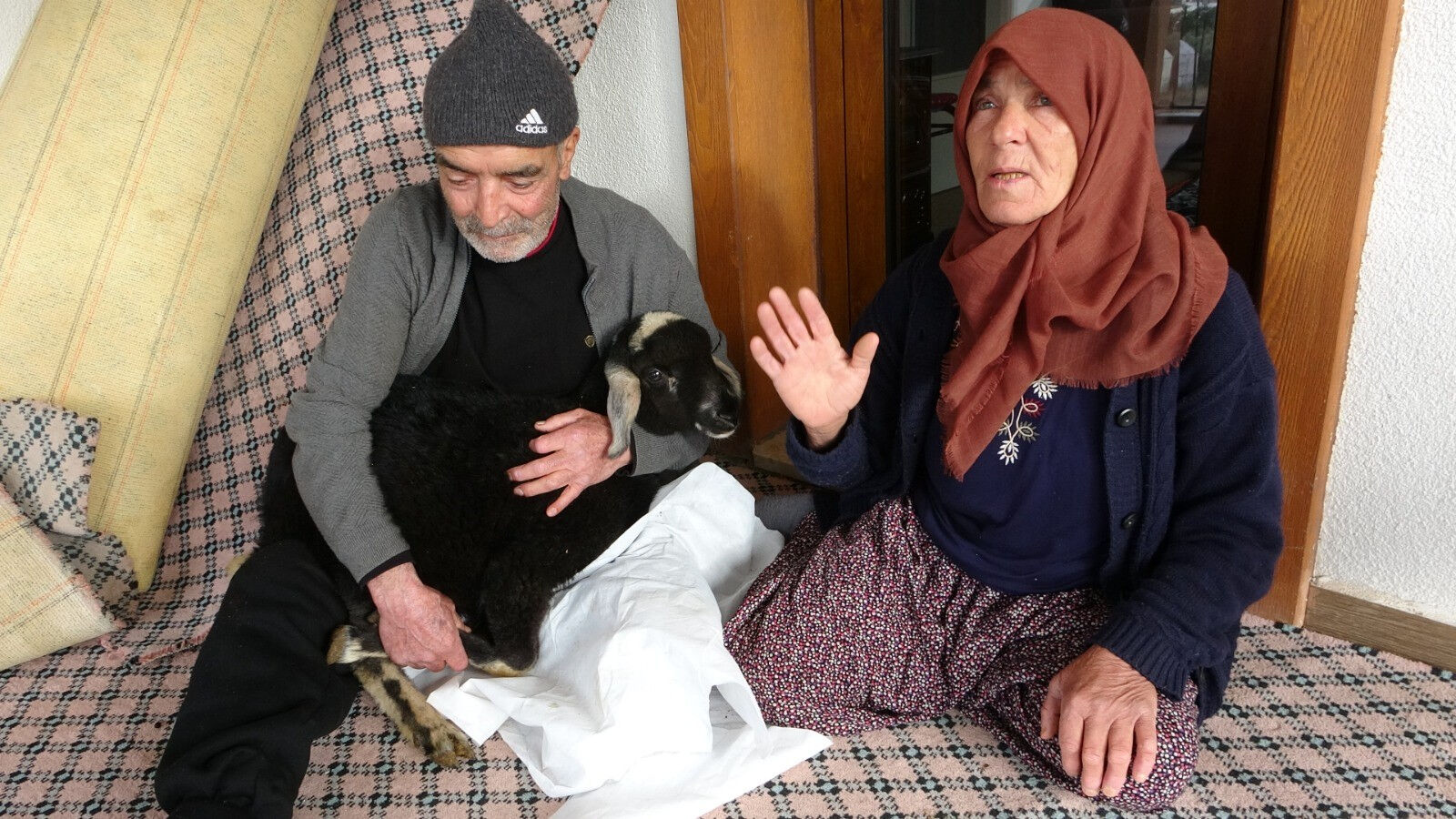 Karlar arasında böyle bulunmuştu! Taburcu olan Naciye nine kuzusuna kavuştu - 1. Resim