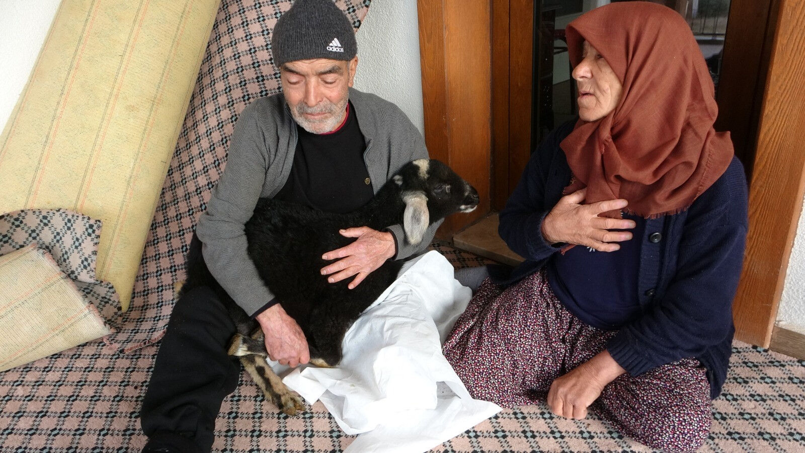 Karlar arasında böyle bulunmuştu! Taburcu olan Naciye nine kuzusuna kavuştu - 3. Resim