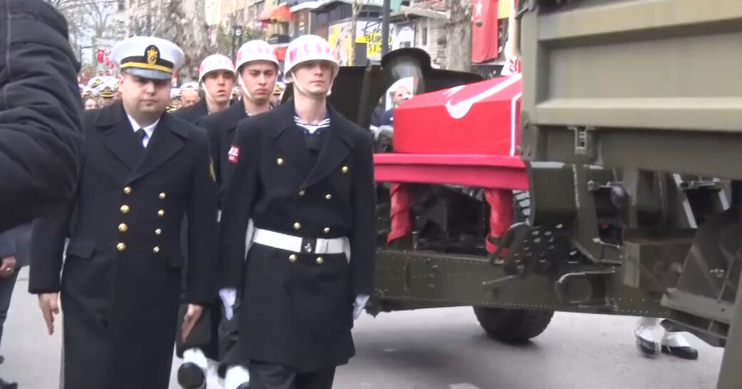 Muğla'da şehit olan pilot Tamer Gül'e eşi ve oğlu asker selamıyla veda etti! Cenaze töreninde ayakta durmakta zorlandılar - 1. Resim