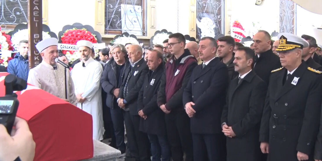 Muğla'da şehit olan pilot Tamer Gül'e eşi ve oğlu asker selamıyla veda etti! Cenaze töreninde ayakta durmakta zorlandılar - 3. Resim