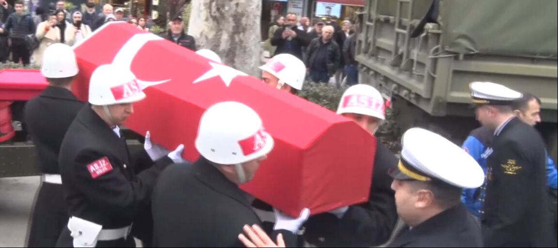 Muğla'da şehit olan pilot Tamer Gül'e eşi ve oğlu asker selamıyla veda etti! Cenaze töreninde ayakta durmakta zorlandılar - 2. Resim
