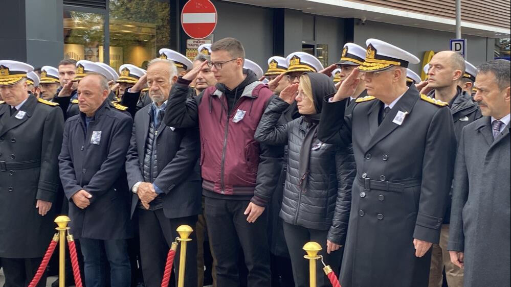 Muğla'da şehit olan pilot Tamer Gül'e eşi ve oğlu asker selamıyla veda etti! Cenaze töreninde ayakta durmakta zorlandılar - 4. Resim