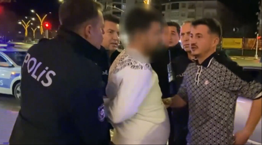 Polislerin Aksaray'da alkollü sürücü ile imtihanı! Kendini araca bağlayıp video çekti - 3. Resim