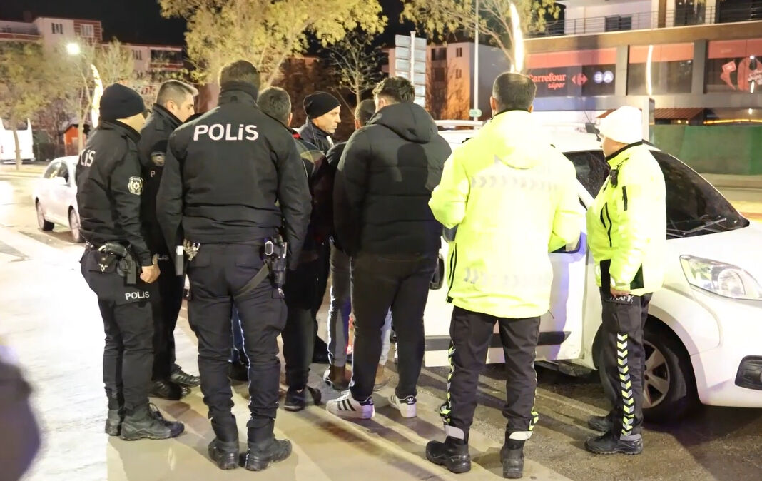 Polislerin Aksaray'da alkollü sürücü ile imtihanı! Kendini araca bağlayıp video çekti - 1. Resim